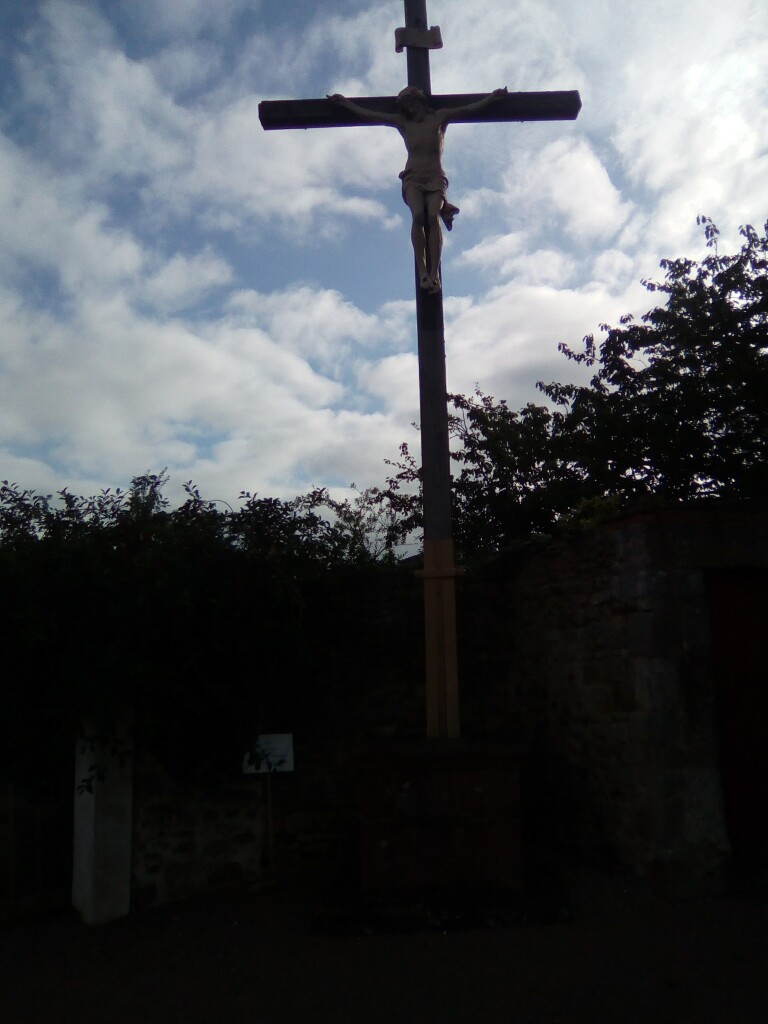 Kreuz mit Kirschbaum