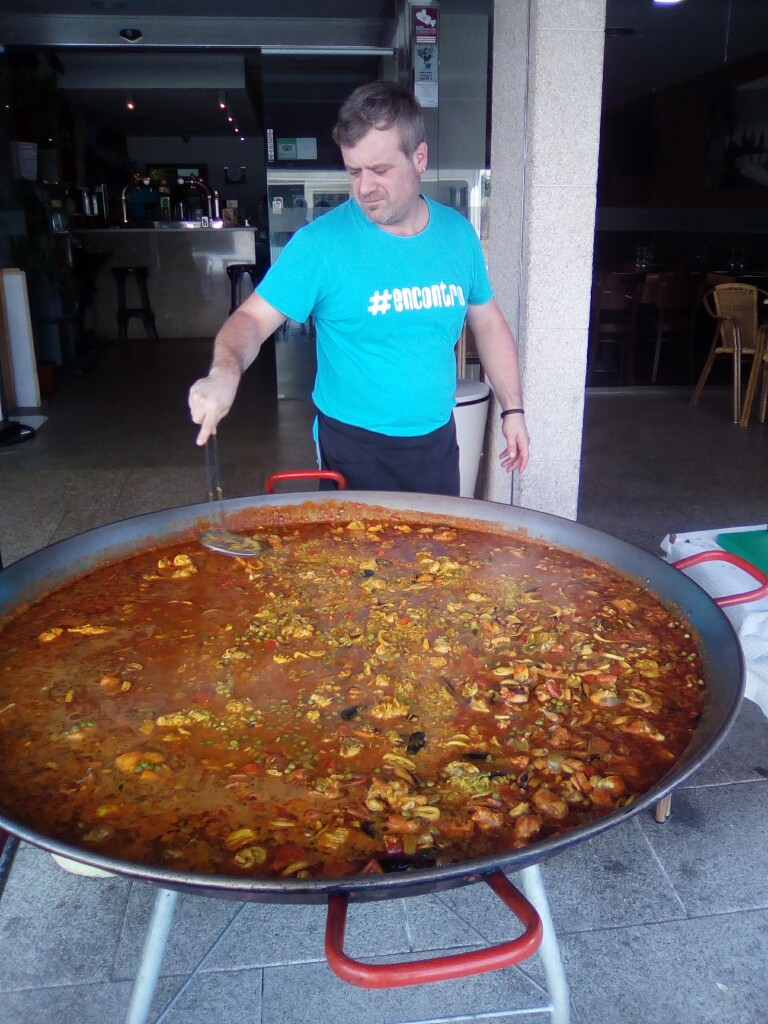 Familienpaella in Arzúr